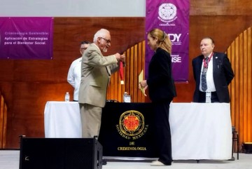 Docente de derecho de la BUAP recibe medalla al Mérito Criminológico