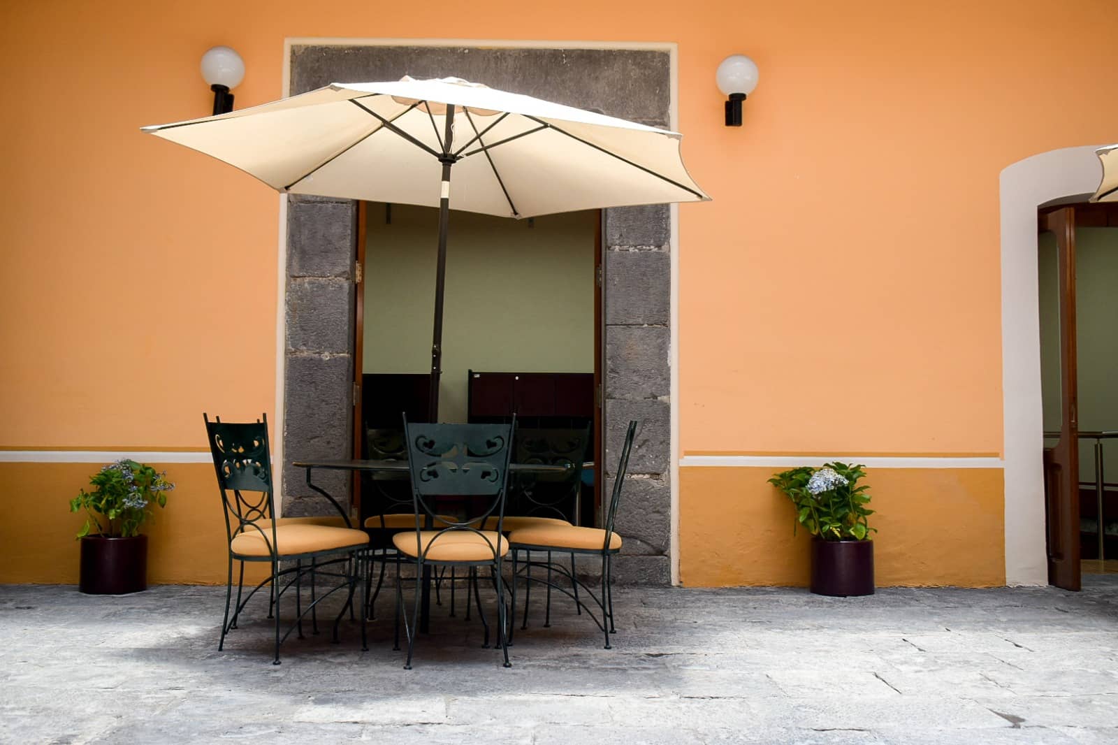 La Casa Amarilla
