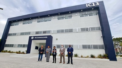 Rectora María Lilia Cedillo inaugura edificio equipado para ciencias microbiológicas