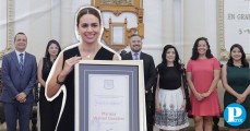 Mariana Wenzel recibe premio Natalia Serdán por su labor contra la trata