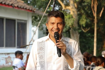 Eduardo Rivera Pérez en San José Acateno