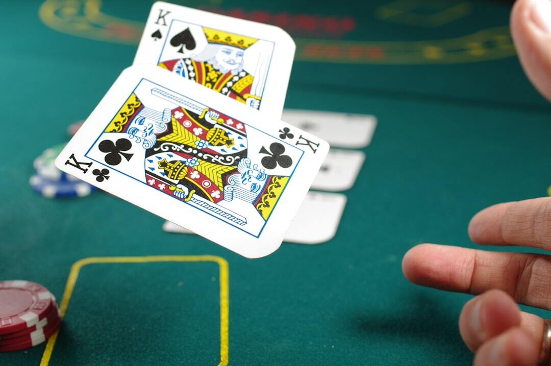 Una mesa de blackjack en un casino con cartas repartidas sobre el fieltro verde