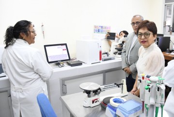 La rectora de la BUAP,  Lilia Cedillo,  conoce el equipo de última generación del Hospital de Peuqeñas Especies de la BUAP.