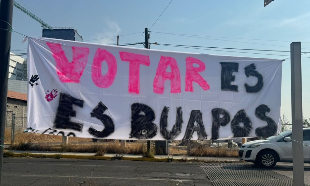 Lona encontrada frente Facultad de Artes Plásticas BUAP