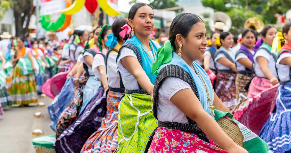 Fotografía de danzantes congregados.