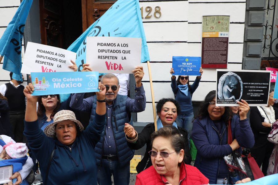 Se manifiesta grupo contra el aborto fuera del Congreso del Esta. Foto:EsImagen