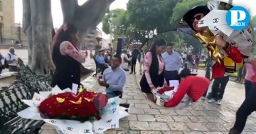 Joven enamorado pidió matrimonio a su novia en el zócalo de Puebla