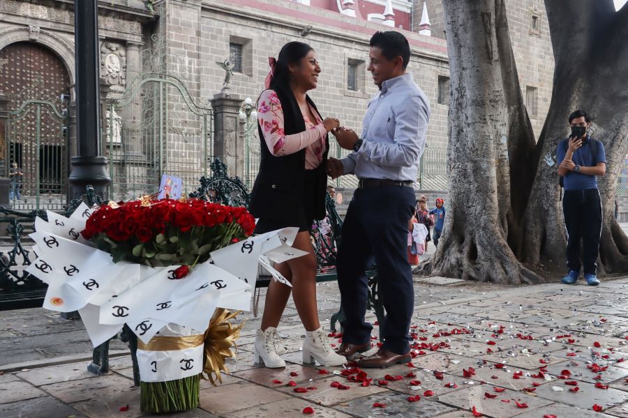 Jovén pidió la mano de pareja en zócalo capitalino. Foto: EsImagen 