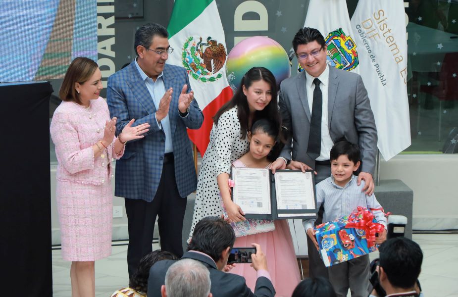Familia Poblanas adoptaron hasta dos hermanos. Foto: EsImagen