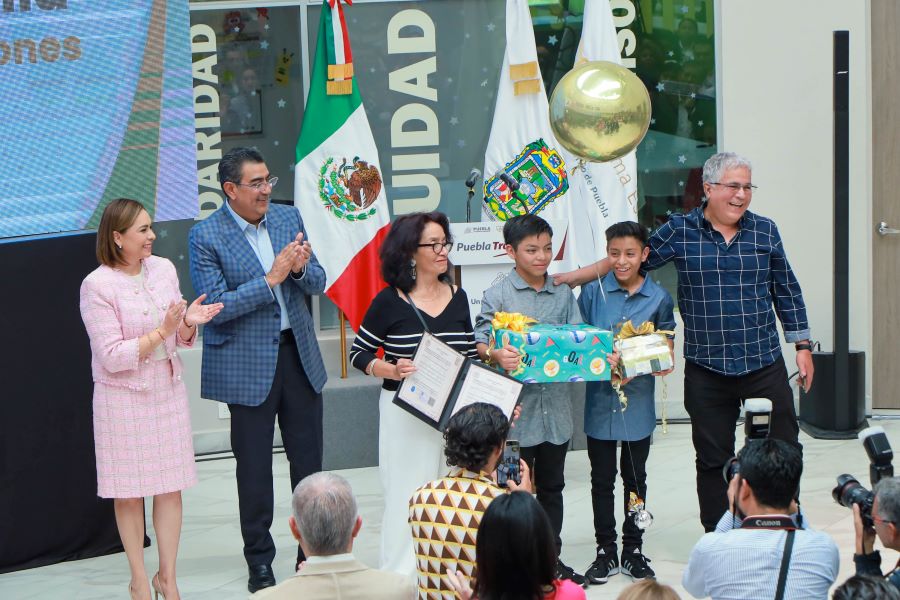 Los menores fueron entregados por la presidenta del Sistema Estatal DIF y por  el gobernador de Puebla. Foto: EsImagen
