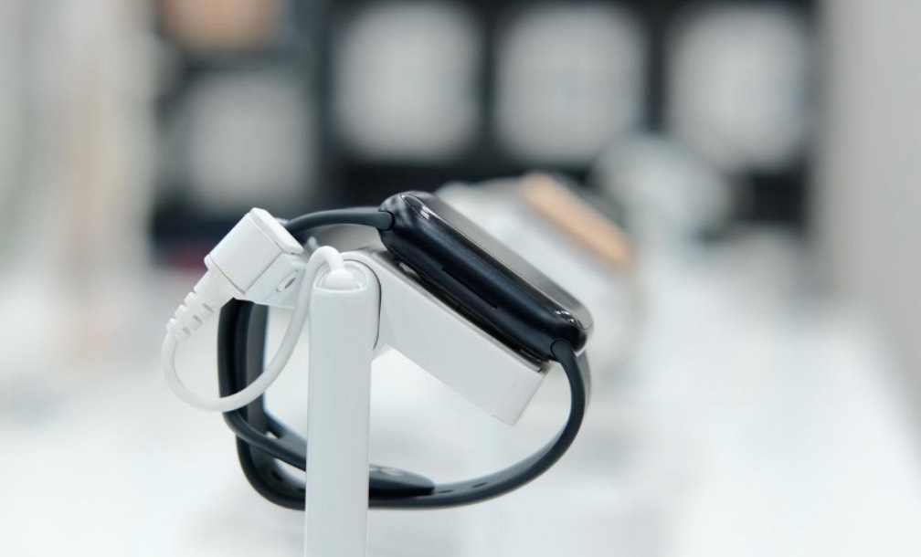 Los smartwatches ofrecen funciones avanzadas como conectividad en tiempo real, seguimiento de la salud, aplicaciones personalizables, navegación GPS y pagos móviles, convirtiéndose en una herramienta indispensable para la vida diaria.