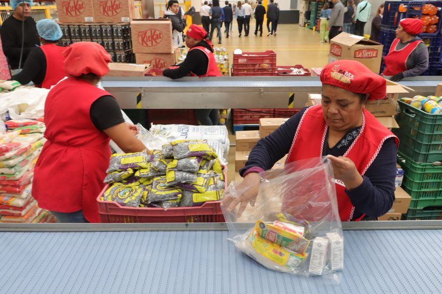 Personas voluntarias haces posible la distribución de los alimentos. Foto: EsImagen