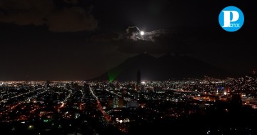 Monterrey de noche se transforma en una vibrante metrópoli llena de energía