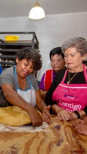 Taller de panadería para adultos mayores en el DIF