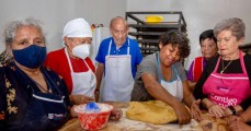 Taller de panadería para adultos mayores en el DIF