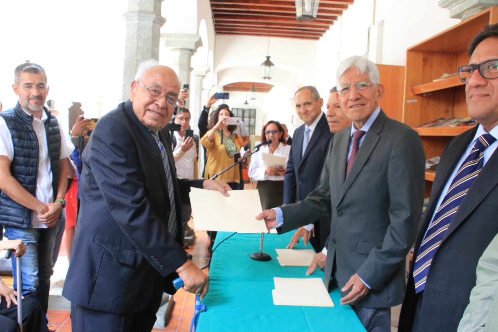 Reconocen trayectoria de periodistas 
