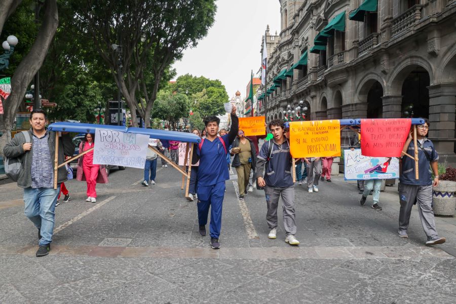Se manisfiestas estudiantes y fisioterapeutas. Foto:EsImagen