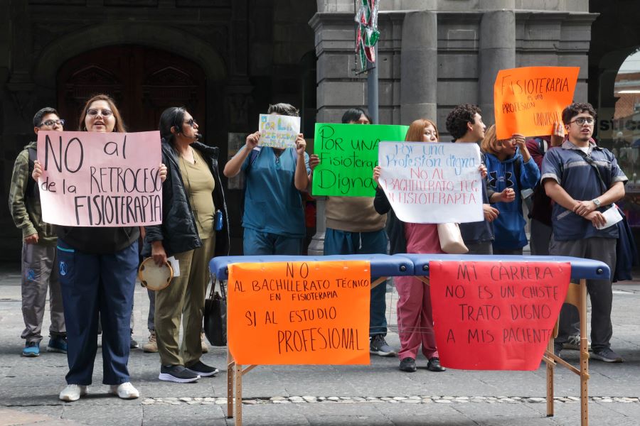 Se manifiestan estudiantes y fisioterapeutas. Foto:EsImagen