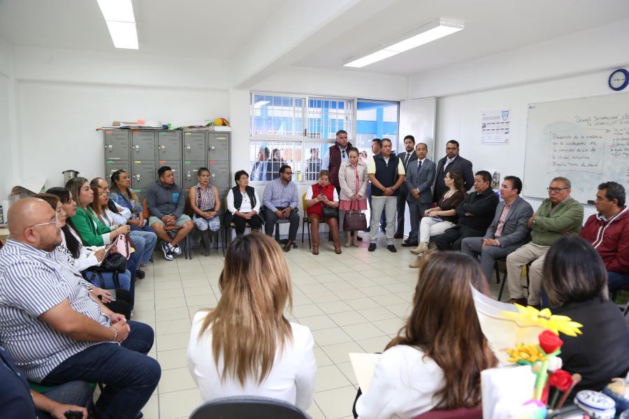 Reunión de directivos y padres de familia.