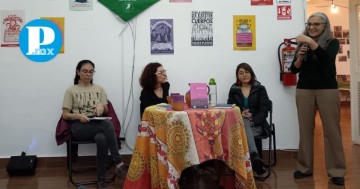 Autora de libro sostiene conversación con poblanas