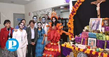 Rectora de la BUAP realiza recorrido por las ofrendas de la comunidad estudiantil