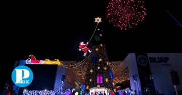 Rectora de la BUAP enciende árbol de Navidad en CCU 