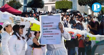 Alumnos de medicina de la BUAP mantienen protesta tras asignar a directora interina