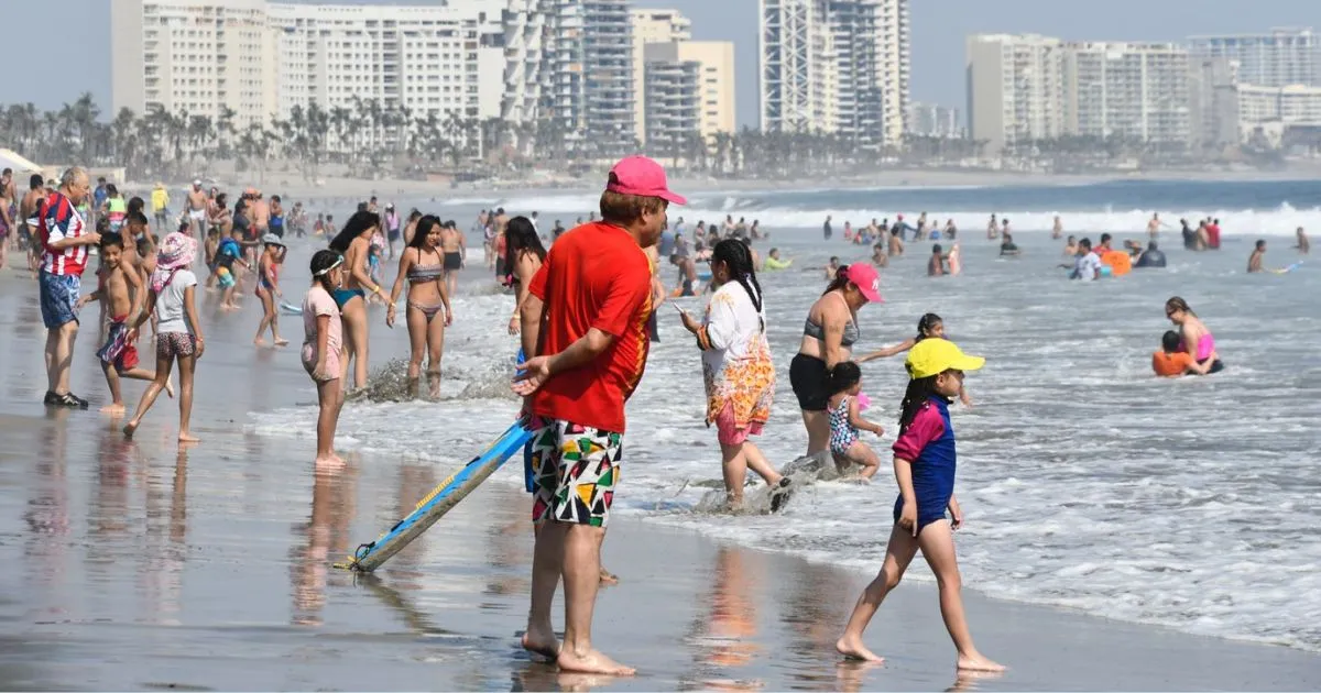 Familias disfrutan de las playas de Acapulco 2024/ EsImagen