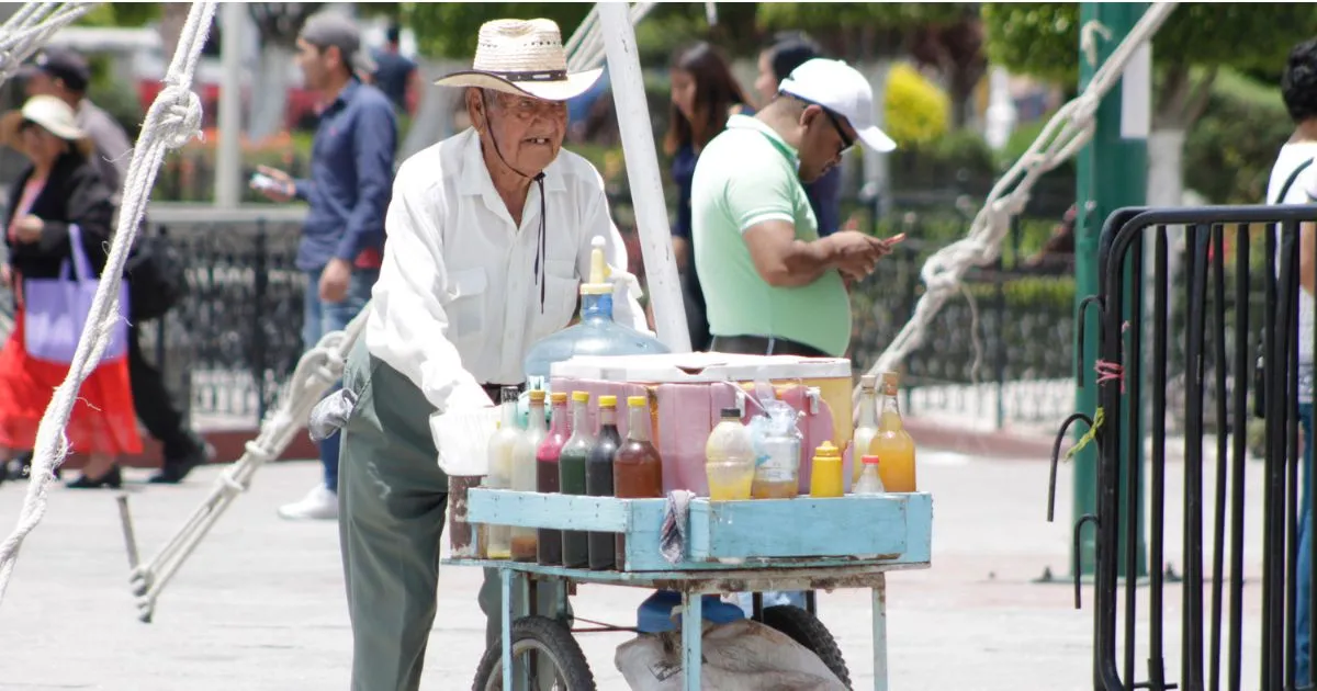 Hombre mayor vendiendo bebidas refrescantes/ EsImagen