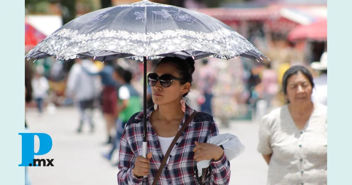 Mujer atajándose del sol con una sombrilla/ Esimagen