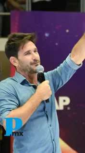 El divulgador científico español Javier Santaolalla imparte conferencia en la BUAP