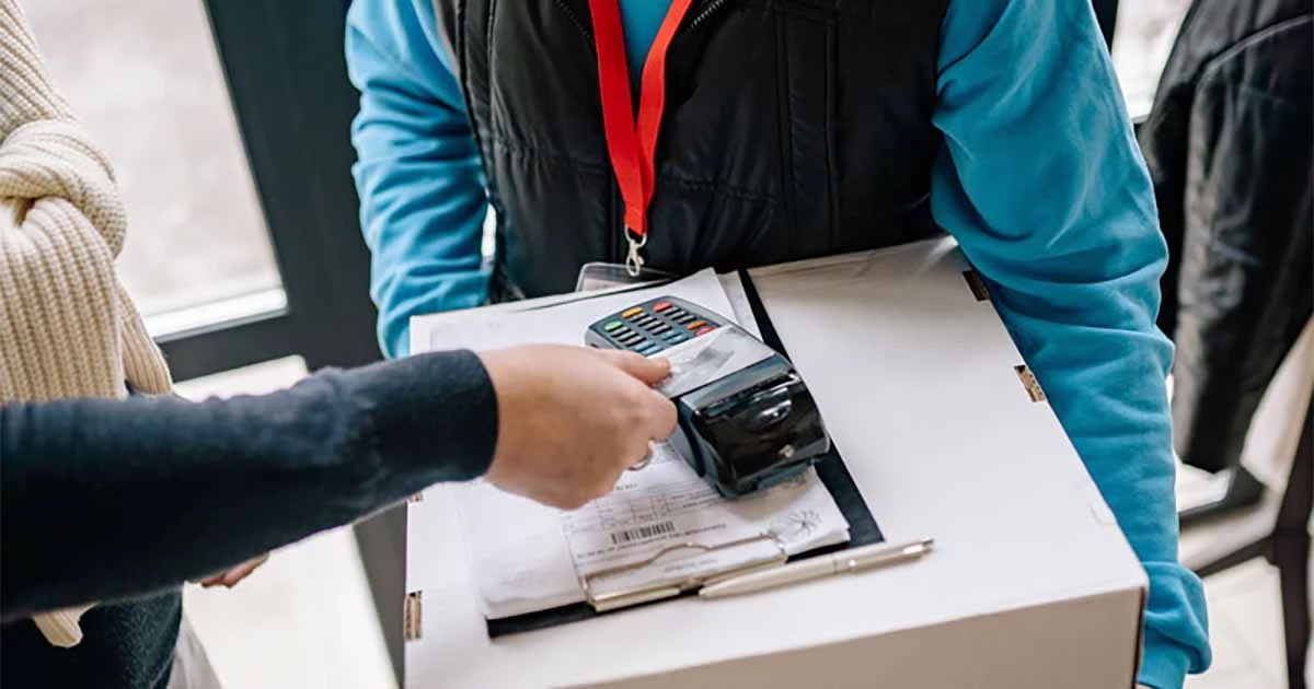 Descubre cuánto gana un repartidor en México y cómo aumentar tus ingresos vendiendo soluciones de pago sin dejar de repartir.