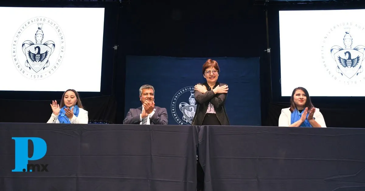 BUAP celebra graduación de 79 licenciados y 594 egresados de preparatoria