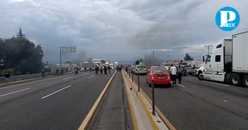 La protesta se llevó a cabo colocando barricadas con llantas y montándose sobre la vía,