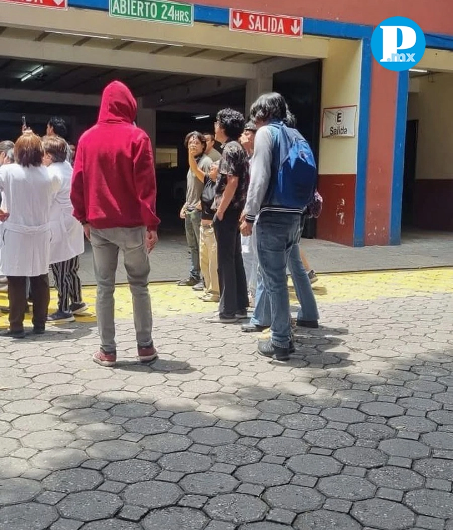 La persona sostiene un arma blanca a la espera de la salida del estacionamiento