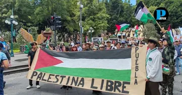 Manifestantes poblanos marcharon en el zócalo de Puebla para exigir un alto al genocidio y al asesinato de niños palestinos