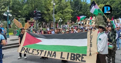 Contingentes y activistas poblanos marchan a favor de las infancias palestinas en el Centro de Puebla