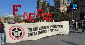 Estudiantes de Oaxaca se manifiestan frente Palacio Nacional exigiendo un alto a la represión y persecución política.
