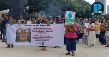 Marchan parteras tradicionales en CDMX contra nueva norma de atención materna