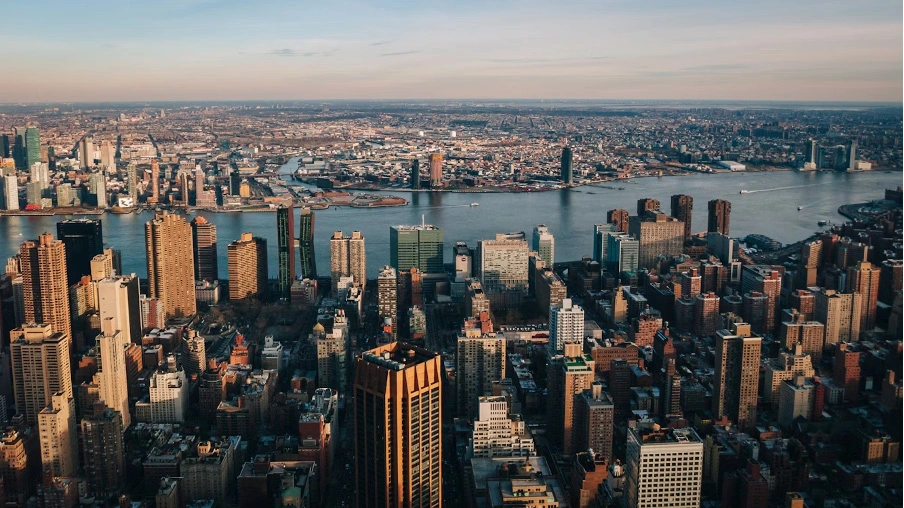 Vista panorámica de la ciudad de Nueva York, un destino de Estados Unidos donde es clave contratar un seguro de viaje para tener cobertura médica y viajar con tranquilidad.