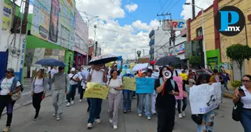 Estudiantes y profesores marchan en San Martín Texmelucan por agresión a estudiante y despidos injustificados.