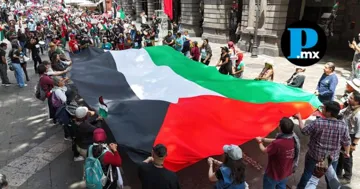 Manifestantes desplegaron una bandera monumental de Palestina durante la marcha en Puebla.