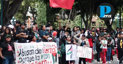 La comunidad estudiantil de la FNERRR salió a las calles de Puebla en una mega marcha contra el genocidio palestino.