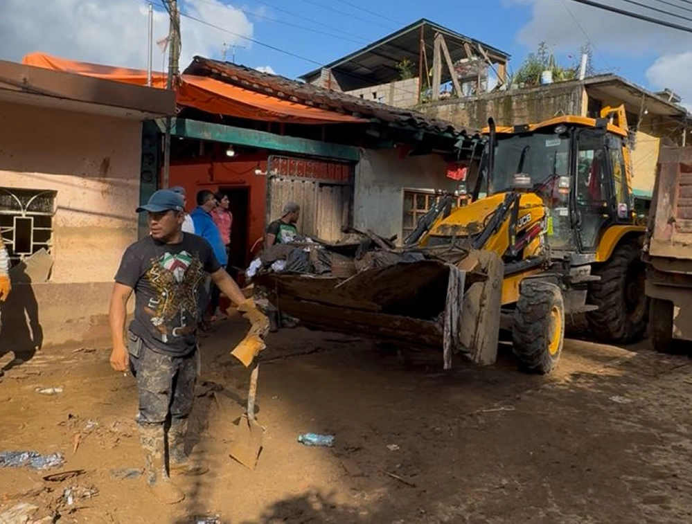Omar Cuevas / Maquinaria del Gobierno del Estado de Puebla, libera, junto a la población, calles y casas de lodo
