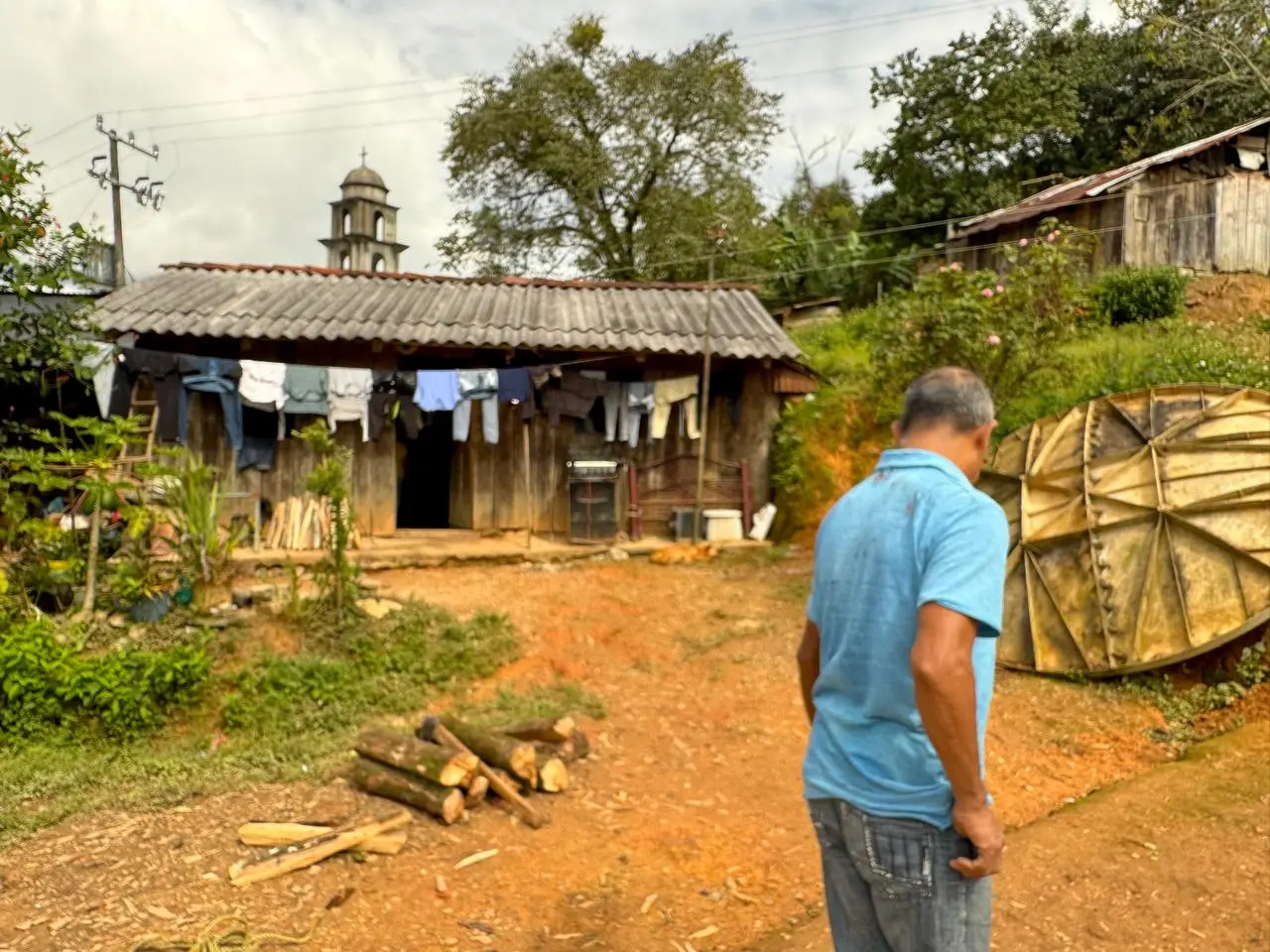 Modesto en su pequeña casa al borde del precipicio formado tras el deslave