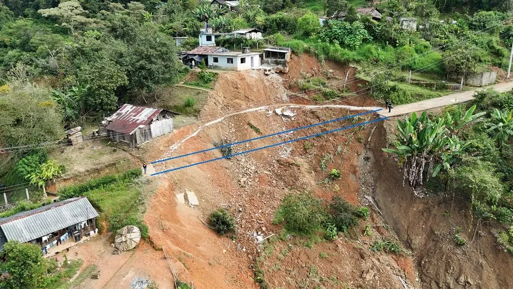 Anuar Abdala / Foto aérea que muestra lo que queda tras la caída de la calle, la pequeña casa y sembradíos