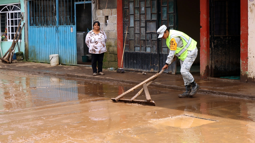 Personal militar ayuda a liberar de lodo las calles