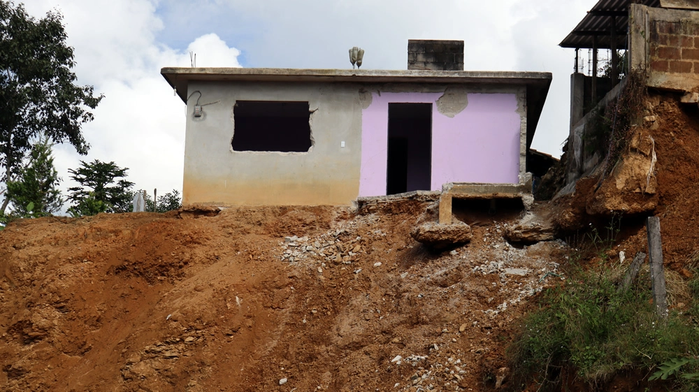 Casas al borde del pricipiocio, tras los deslaves en Huauchinango