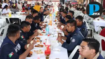 Vecinos de Xicotepec prepararon una comida para reconocer el trabajo de la Guardia Nacional y cuerpos de auxilio. Vecinos de Xicotepec prepararon una comida para reconocer el trabajo de la Guardia Nacional y cuerpos de auxilio.