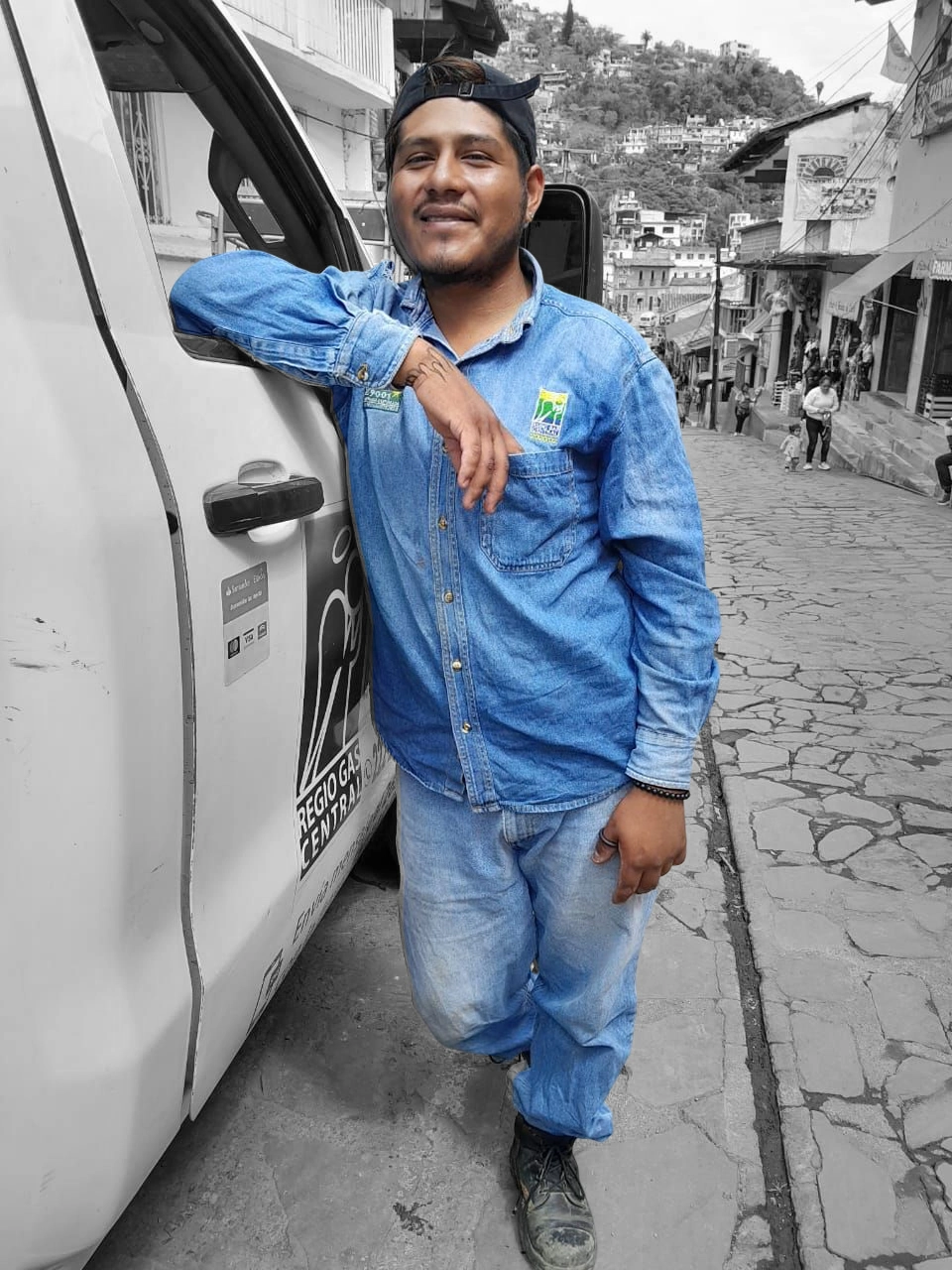 Juan José se dedicaba, junto con su familia, a la venta de gas estacionario. 